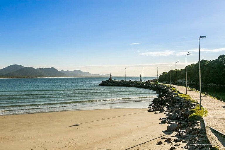 Kitnet completa 5 minutos a pé da praia. Estacionamento