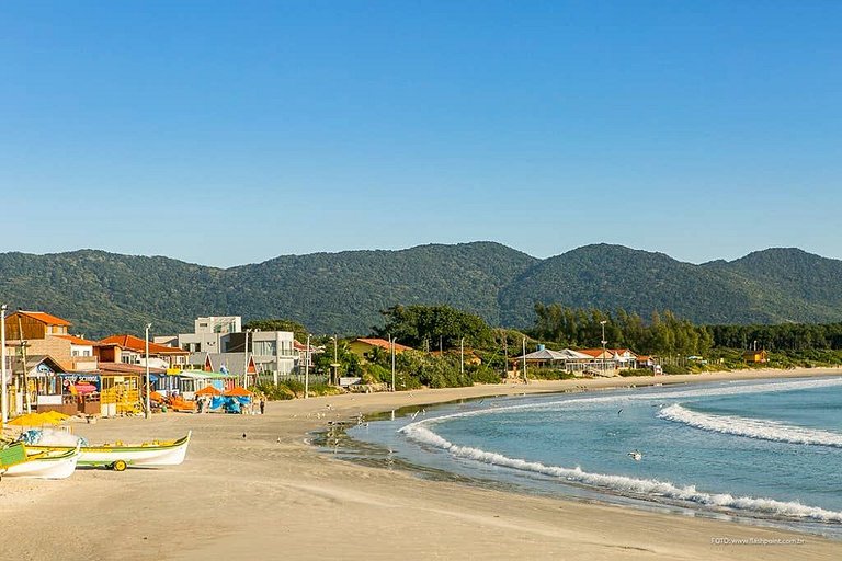 Kitnet completa 5 minutos a pé da praia. Estacionamento