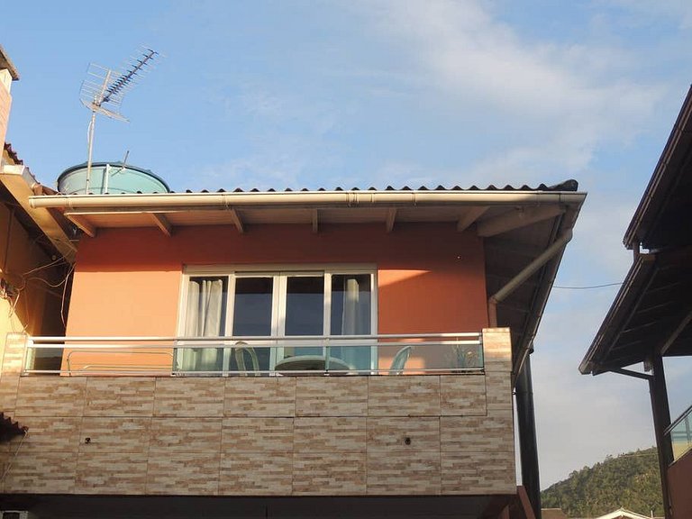 Apto com A/C, estacionamento, bem localizado