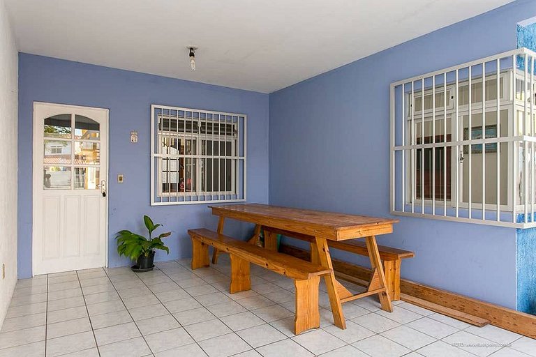 Casa 150m da praia em pátio familiar