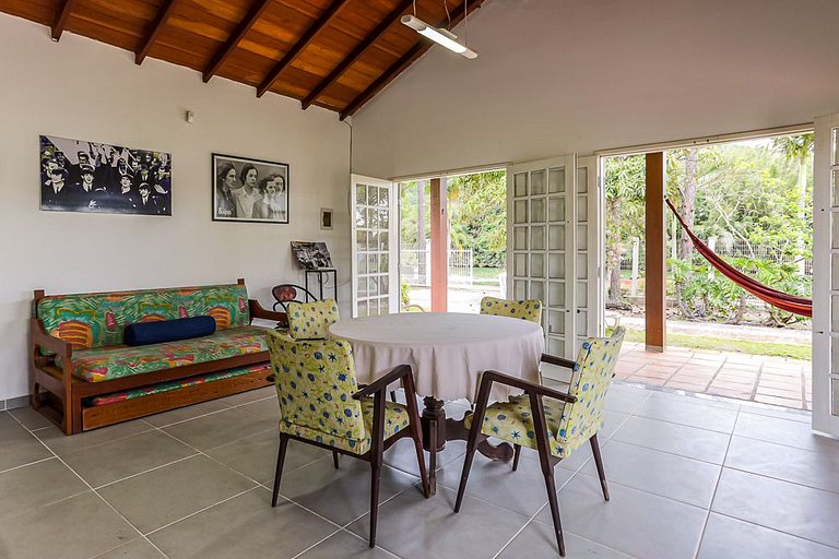 Casa em meio a natureza, em frente ao canal