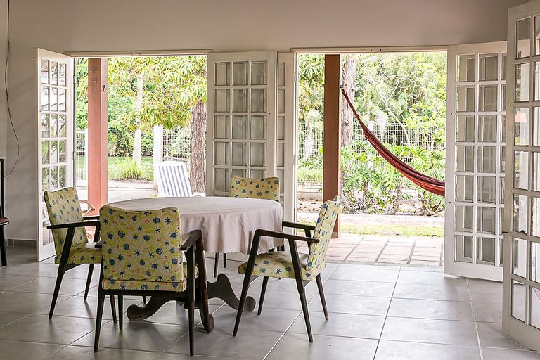 Casa em meio a natureza, em frente ao canal