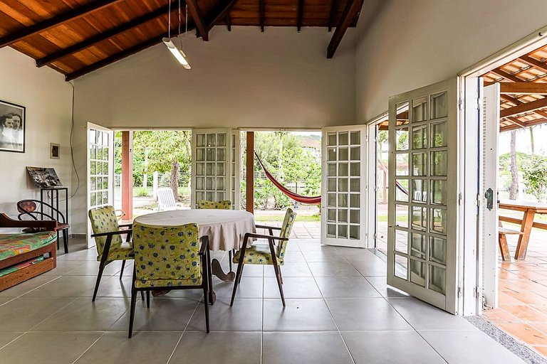 Casa em meio a natureza, em frente ao canal