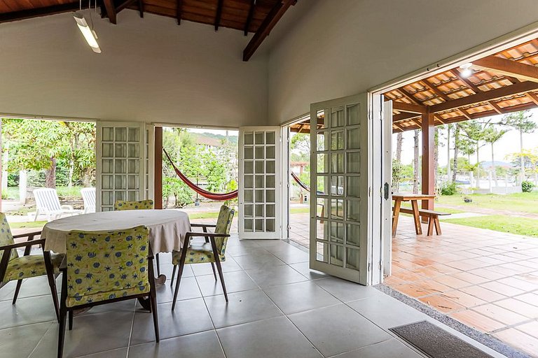 Casa em meio a natureza, em frente ao canal