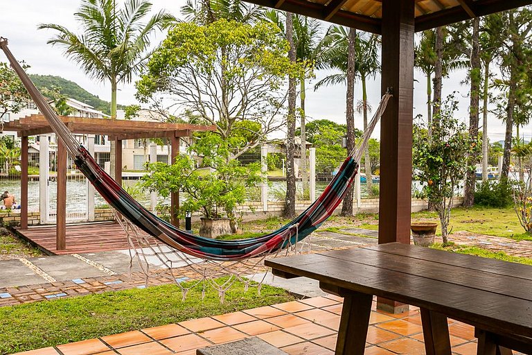 Casa em meio a natureza, em frente ao canal