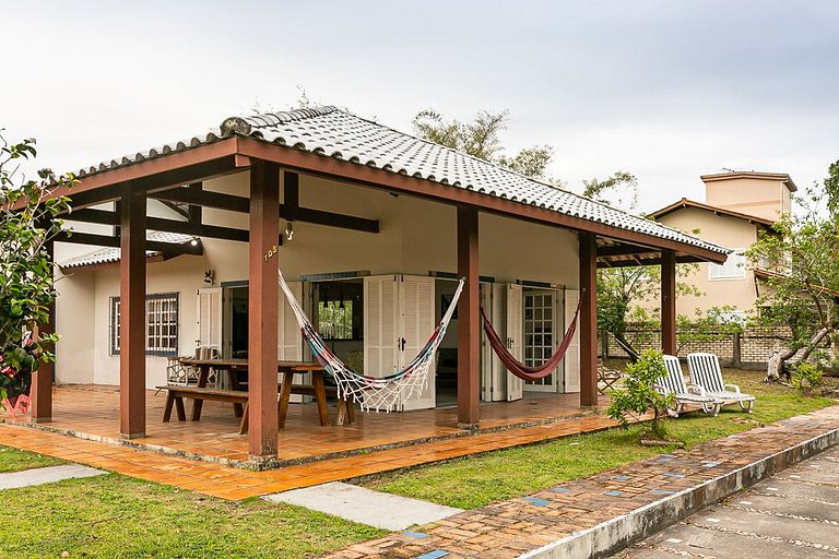 Casa em meio a natureza, em frente ao canal