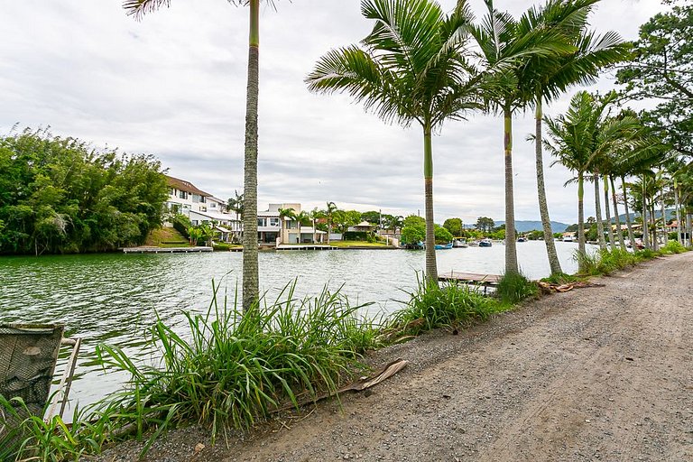 Casa em meio a natureza, em frente ao canal