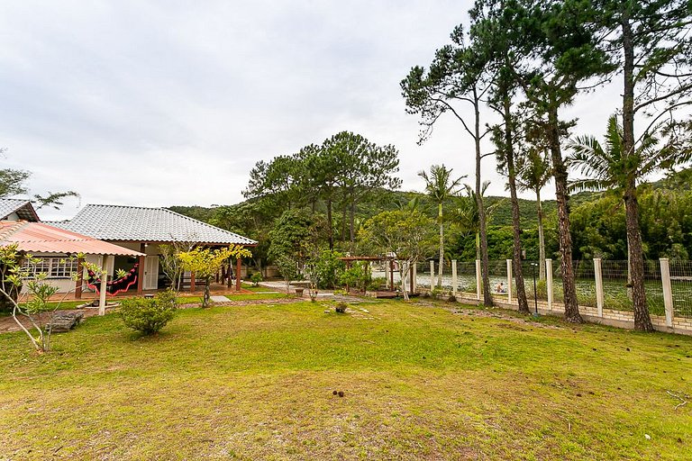 Casa em meio a natureza, em frente ao canal