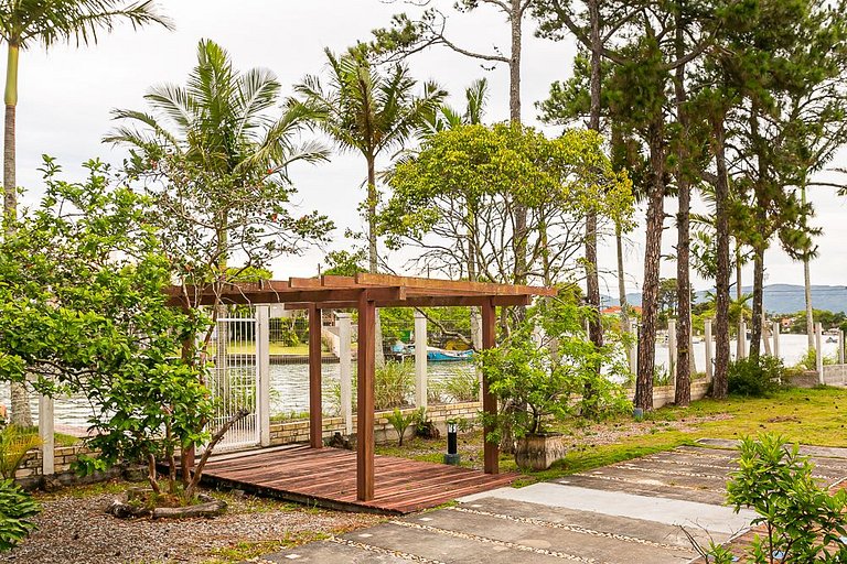 Casa em meio a natureza, em frente ao canal
