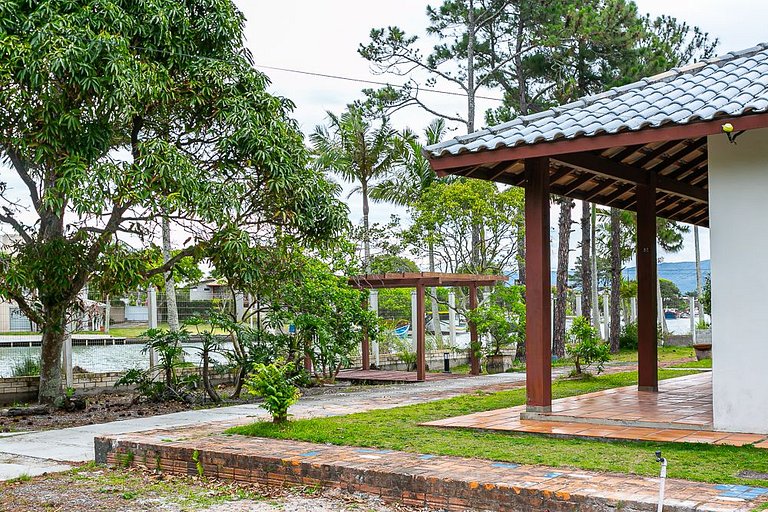 Casa em meio a natureza, em frente ao canal