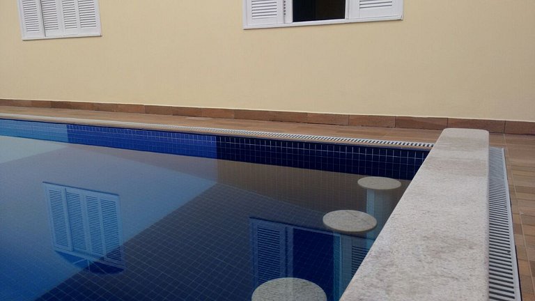 Casa aconchegante e com piscina, pertinho da praia