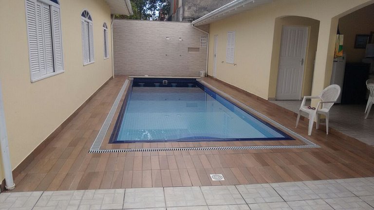 Casa aconchegante e com piscina, pertinho da praia