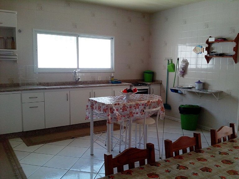 Casa aconchegante e com piscina, pertinho da praia