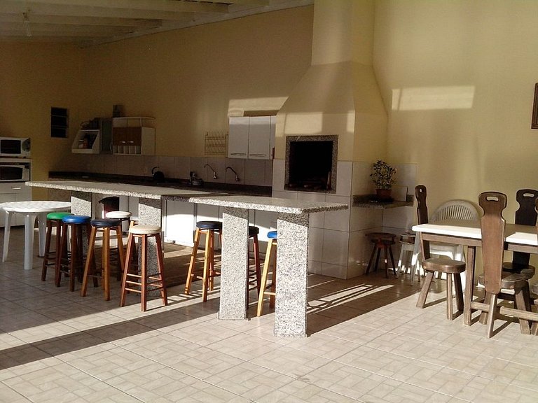 Casa aconchegante e com piscina, pertinho da praia