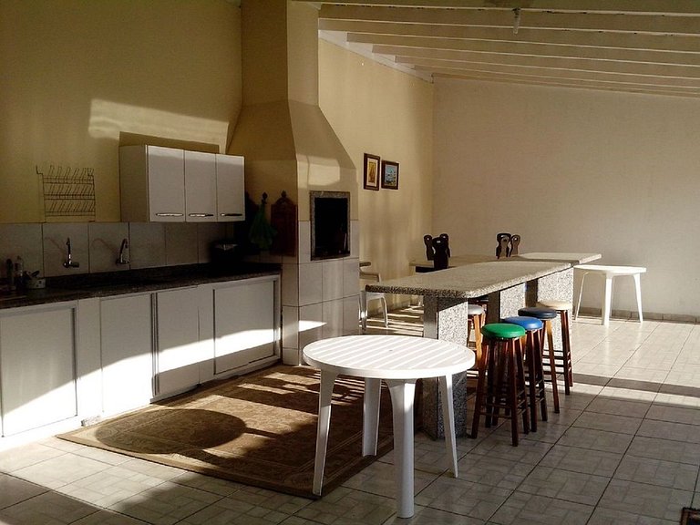 Casa aconchegante e com piscina, pertinho da praia