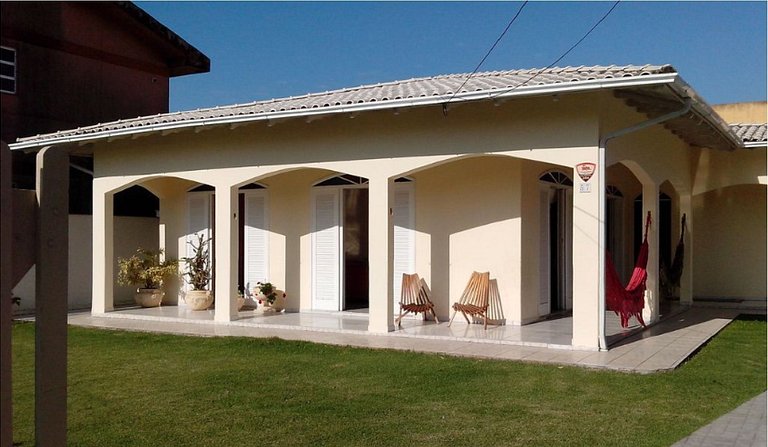Casa aconchegante e com piscina, pertinho da praia