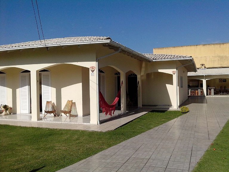 Casa aconchegante e com piscina, pertinho da praia