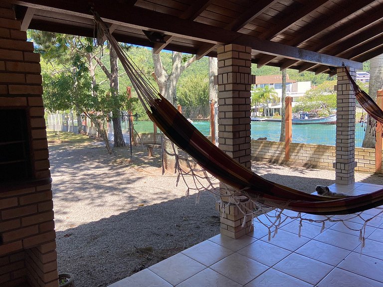 Loft frente ao canal em meio a natureza