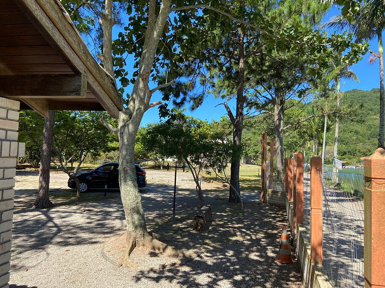 Loft frente ao canal em meio a natureza