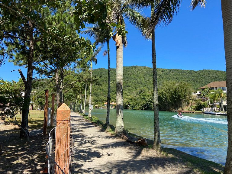 Loft frente ao canal em meio a natureza