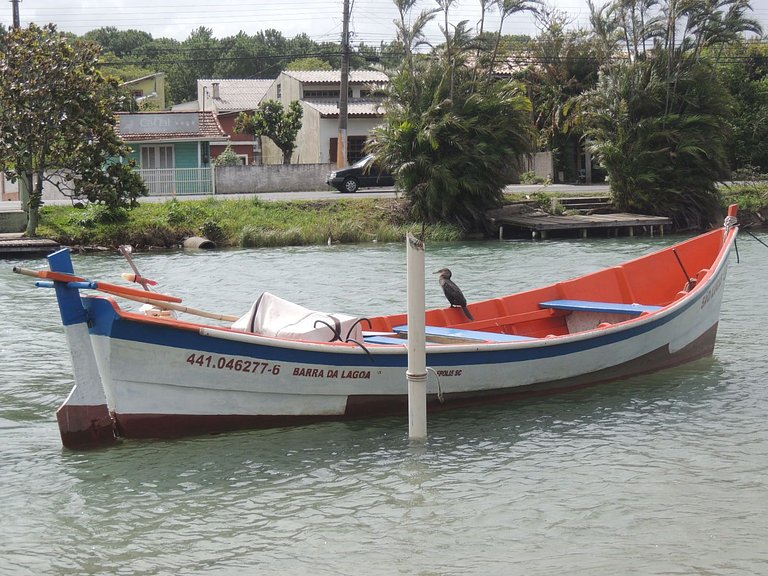Rede, caiaques, sossego a metros do canal