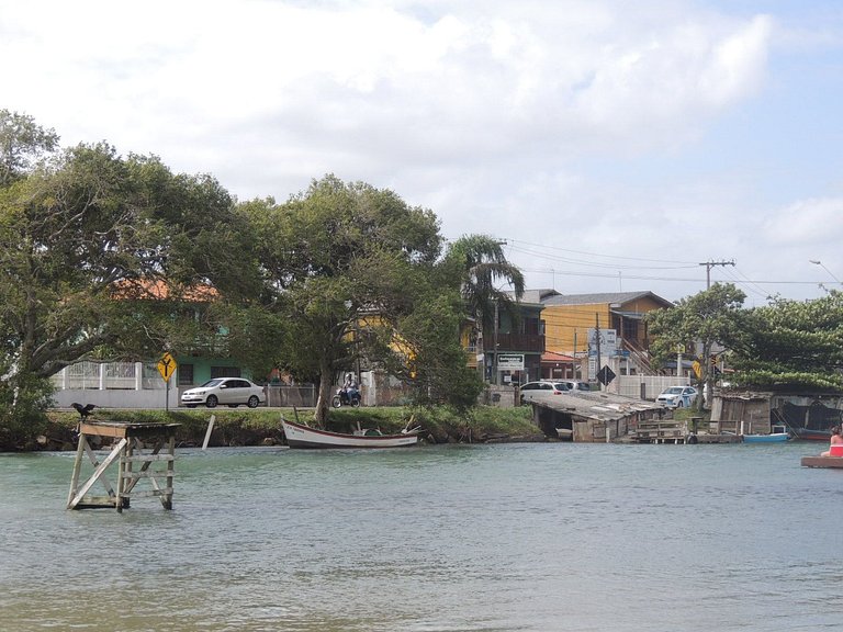 Rede, caiaques, sossego a metros do canal