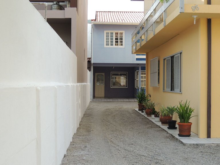 Casa 150m da praia em pátio familiar