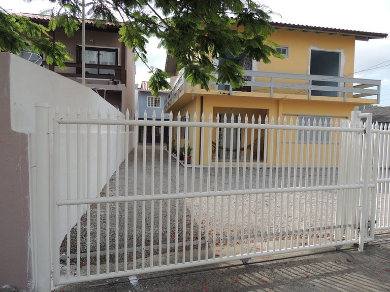 Casa 150m da praia em pátio familiar