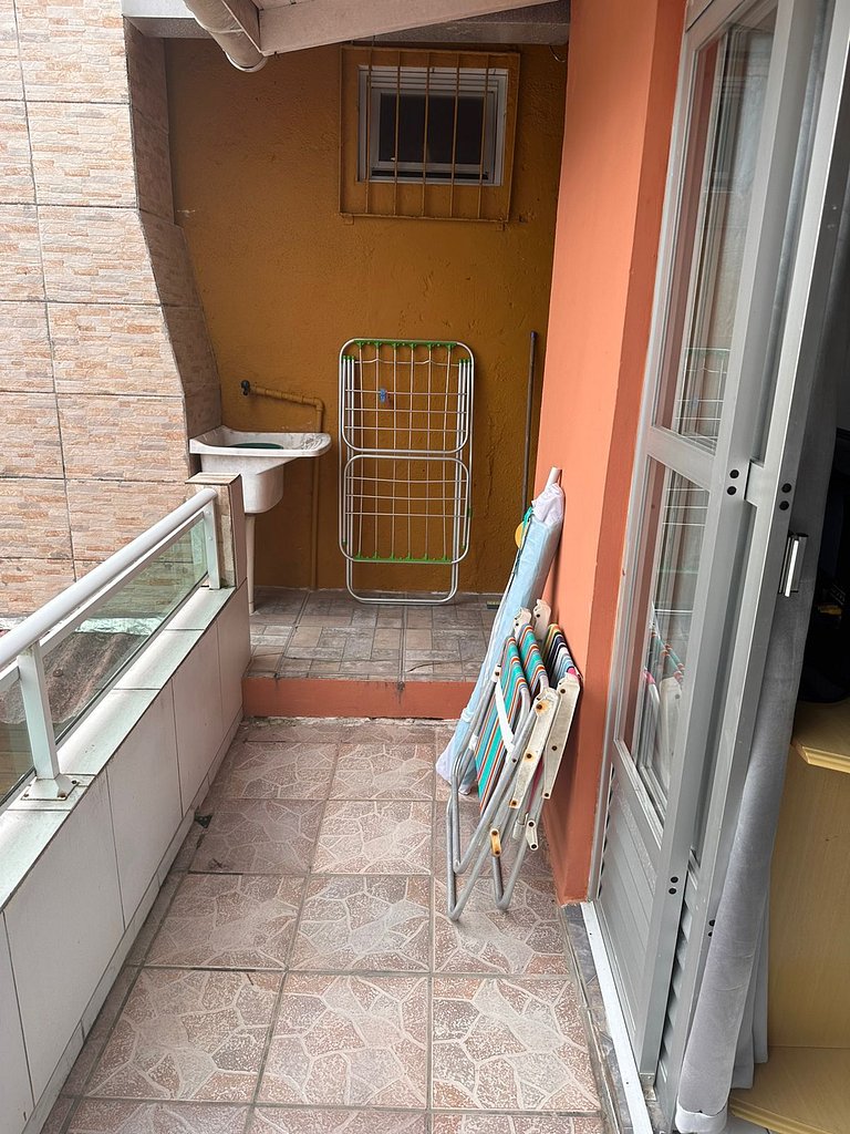 Apto com A/C, estacionamento, bem localizado