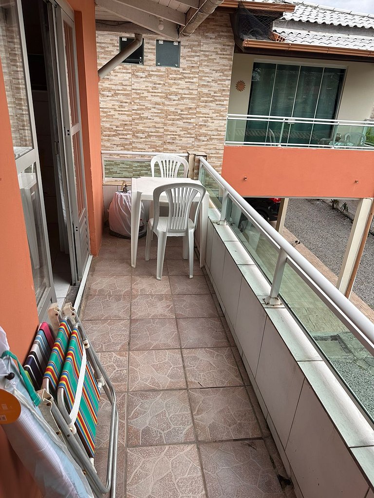 Apto com A/C, estacionamento, bem localizado