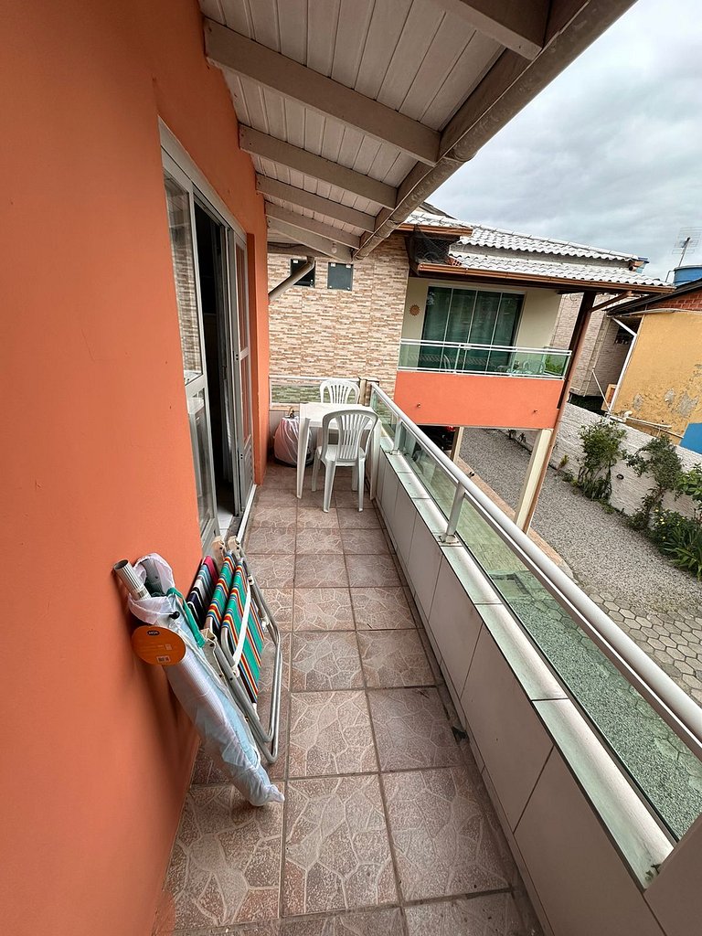 Apto com A/C, estacionamento, bem localizado