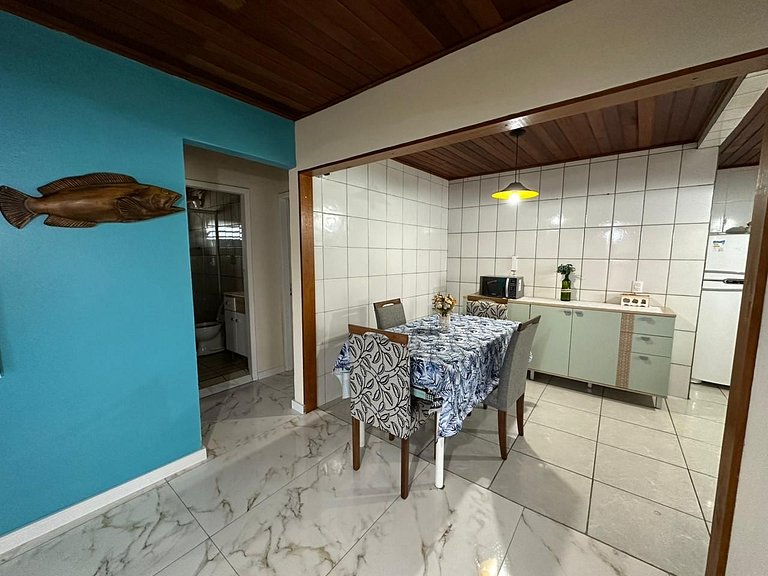 Amplo apart. com sacada, WiFi, Estacionamento, kit de praia,