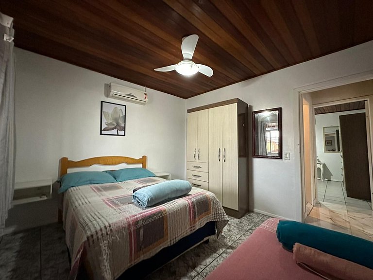 Amplo apart. com sacada, WiFi, Estacionamento, kit de praia,