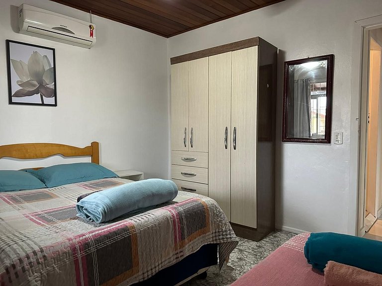 Amplo apart. com sacada, WiFi, Estacionamento, kit de praia,