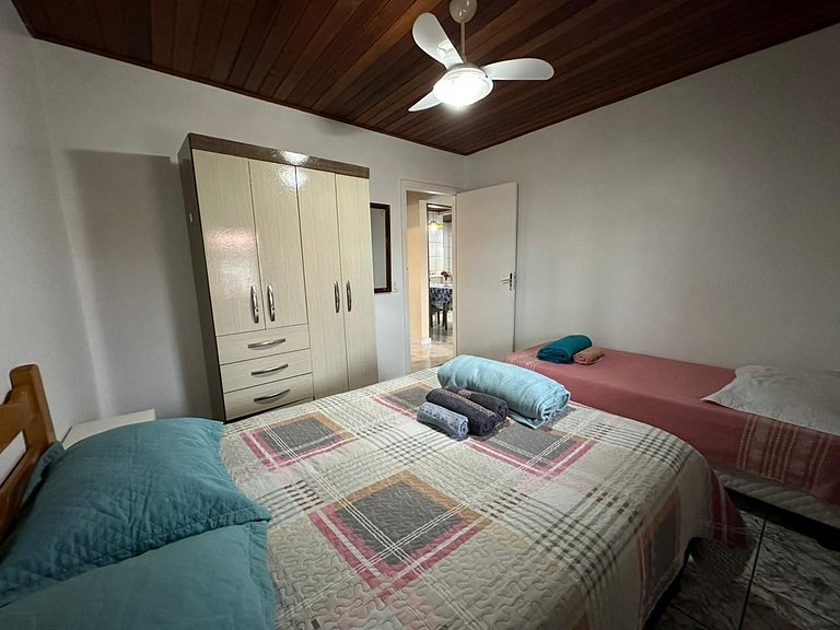 Amplo apart. com sacada, WiFi, Estacionamento, kit de praia,