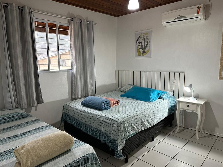 Amplo apart. com sacada, WiFi, Estacionamento, kit de praia,