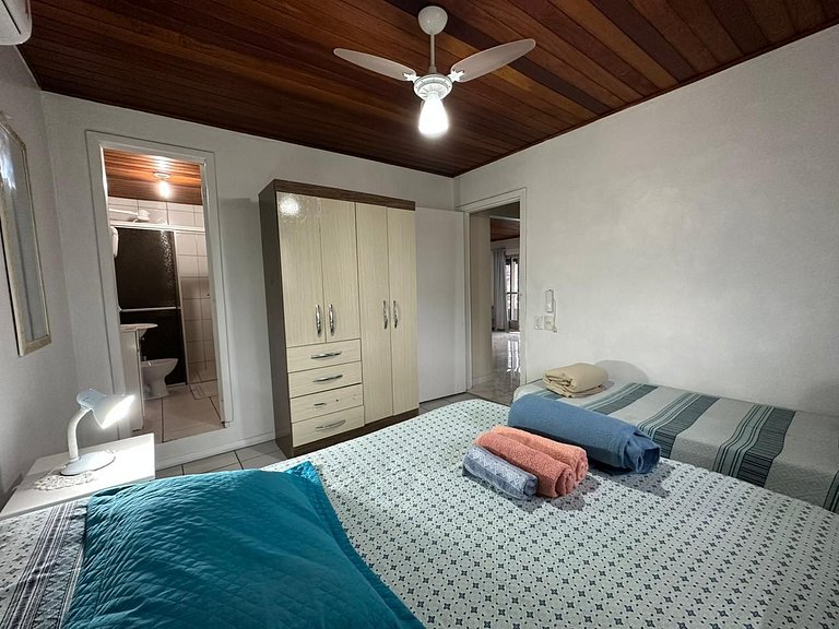 Amplo apart. com sacada, WiFi, Estacionamento, kit de praia,