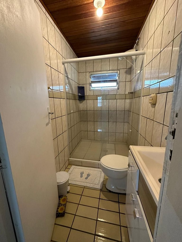 Amplo apart. com sacada, WiFi, Estacionamento, kit de praia,