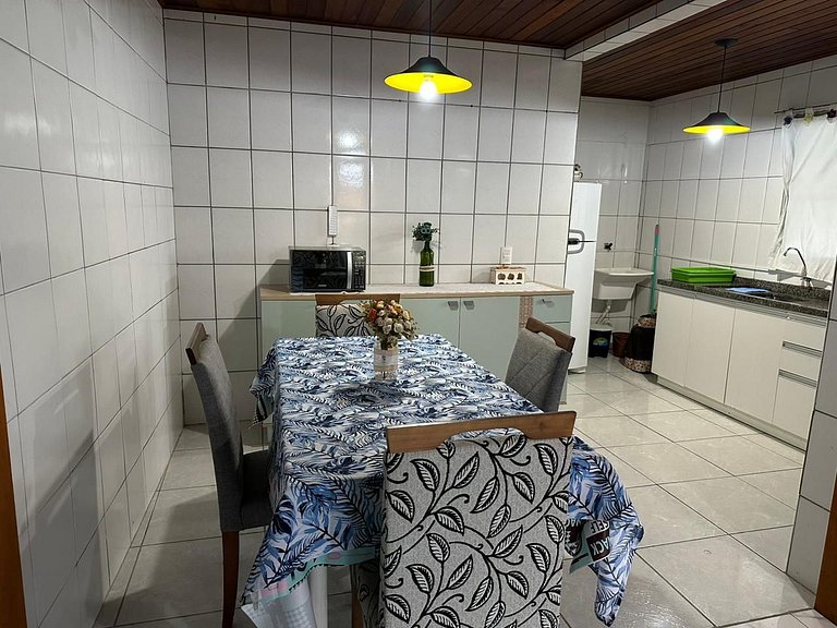 Amplo apart. com sacada, WiFi, Estacionamento, kit de praia,