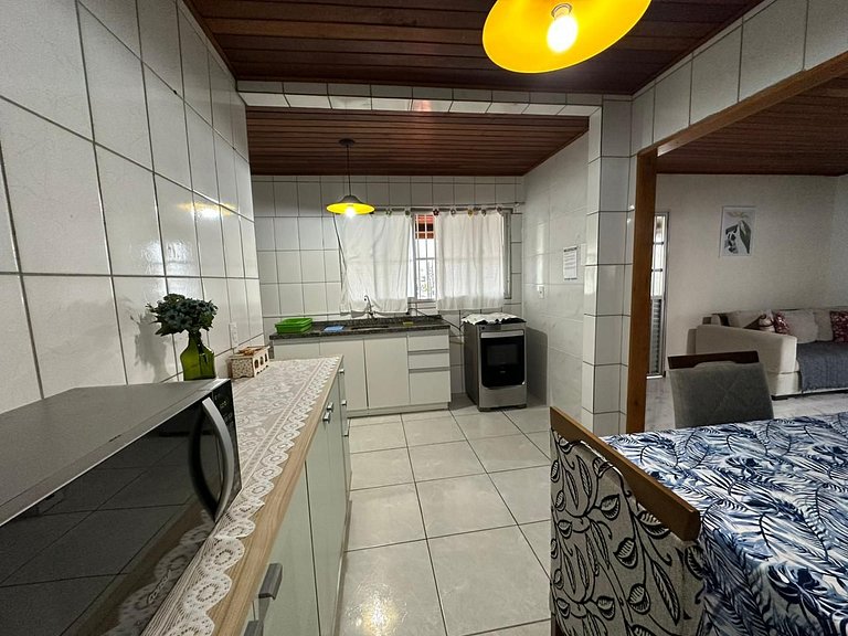 Amplo apart. com sacada, WiFi, Estacionamento, kit de praia,