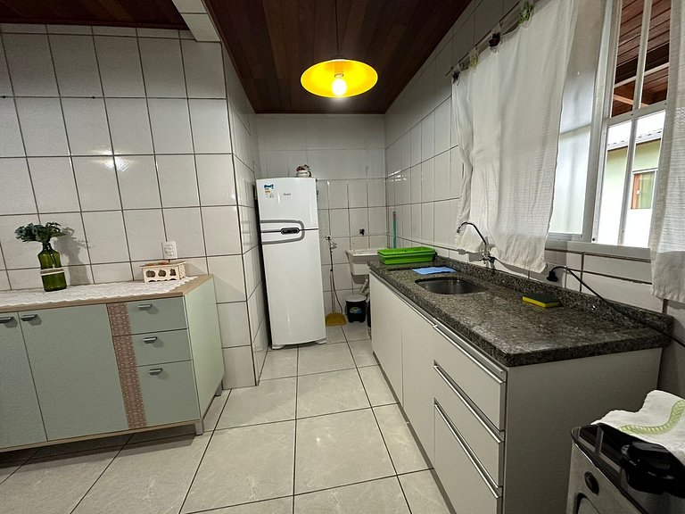 Amplo apart. com sacada, WiFi, Estacionamento, kit de praia,