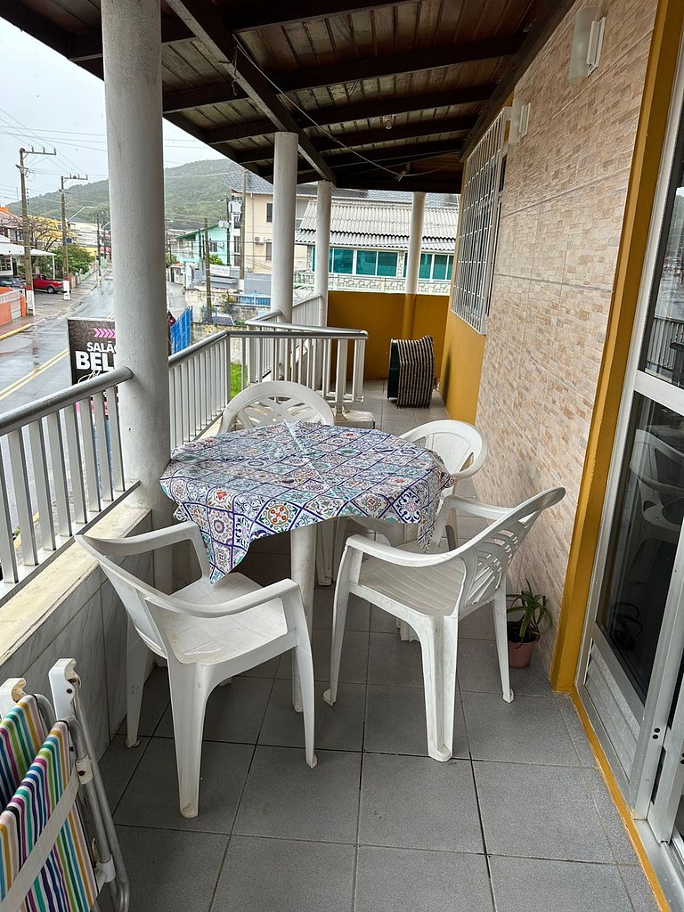 Amplo apart. com sacada, WiFi, Estacionamento, kit de praia,