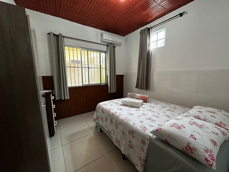 Ampla casa térrea, WiFi, estacionamento e segurança