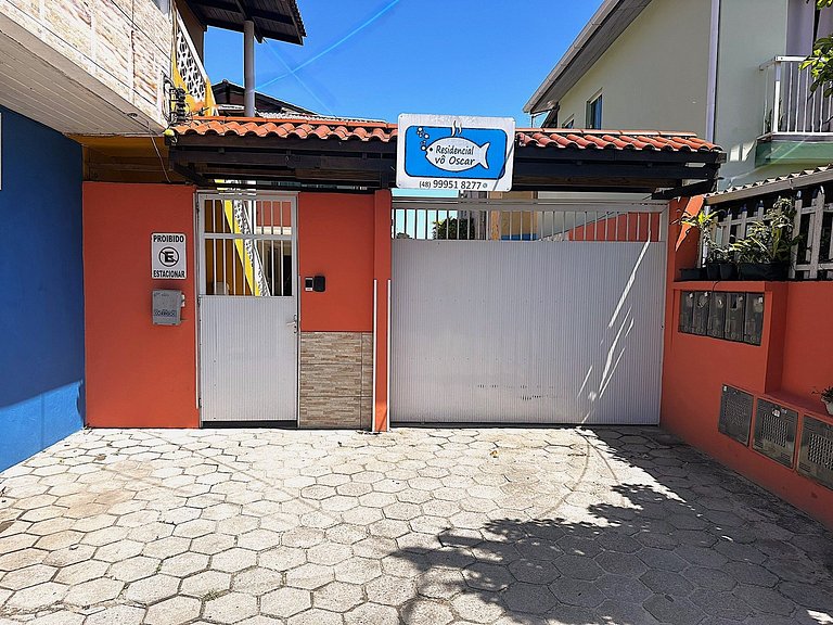 Apto com A/C, estacionamento, bem localizado