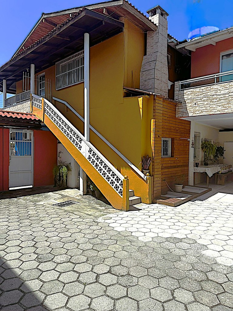 Apto com A/C, estacionamento, bem localizado