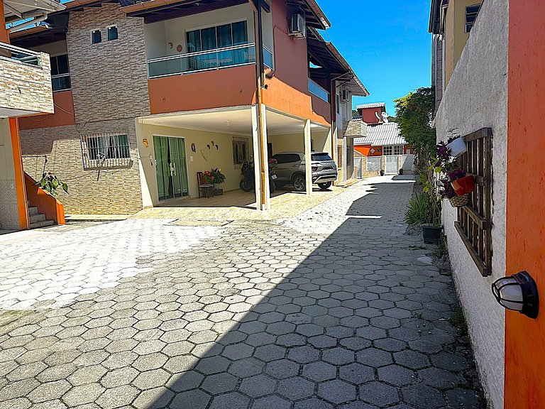 Apto com A/C, estacionamento, bem localizado