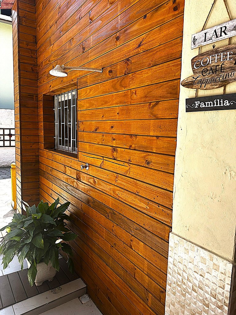 Amplo apart. com sacada, WiFi, Estacionamento, kit de praia,