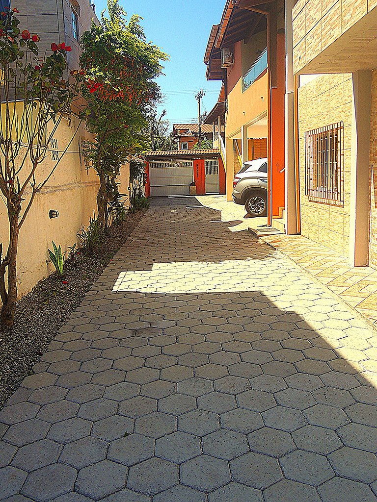 Amplo apart. com sacada, WiFi, Estacionamento, kit de praia,