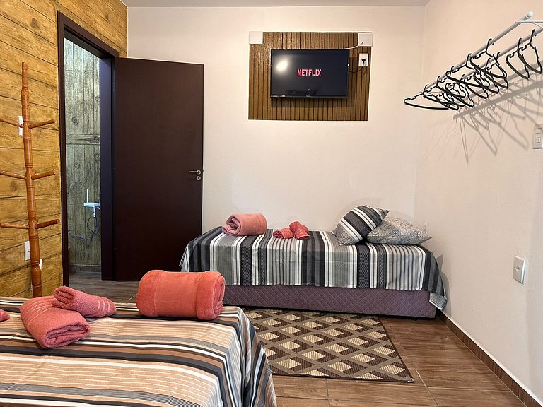 Rede, caiaques, sossego a metros do canal