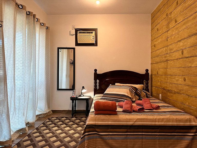 Rede, caiaques, sossego a metros do canal